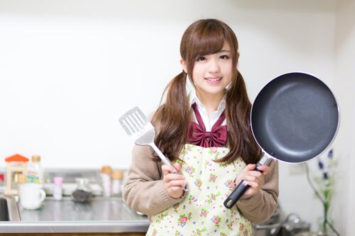 料理する女性